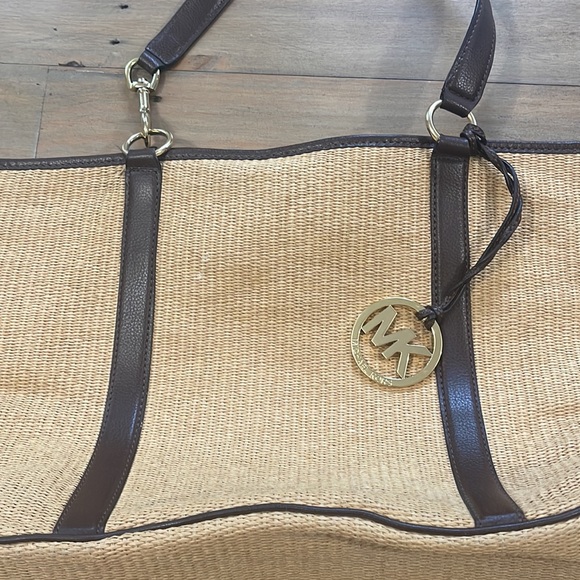 Michael Kors straw summer tote. Removable pouch inside. - Picture 6 of 11